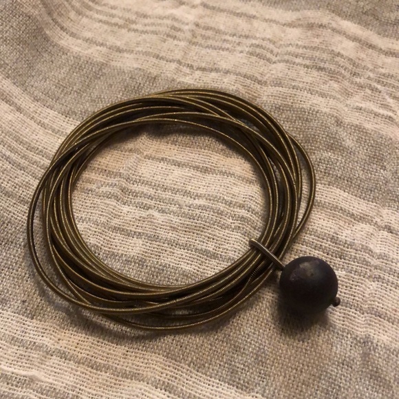 Piano wire bracelet with bead - Picture 2 of 3